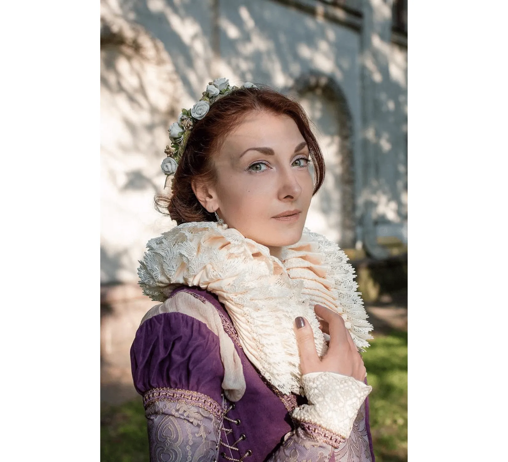 Creamy Elizabethan neck ruff
