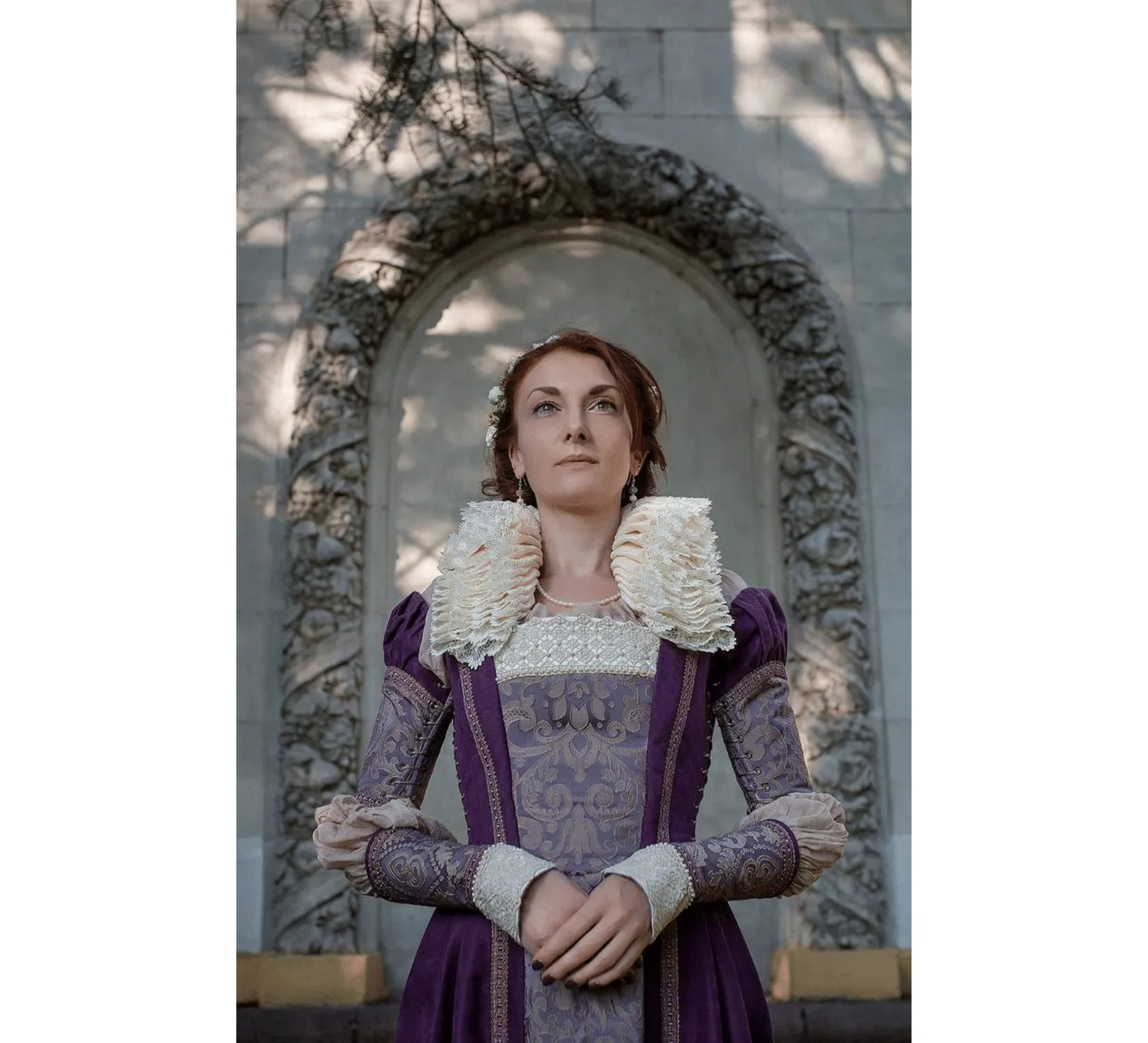Creamy Elizabethan neck ruff