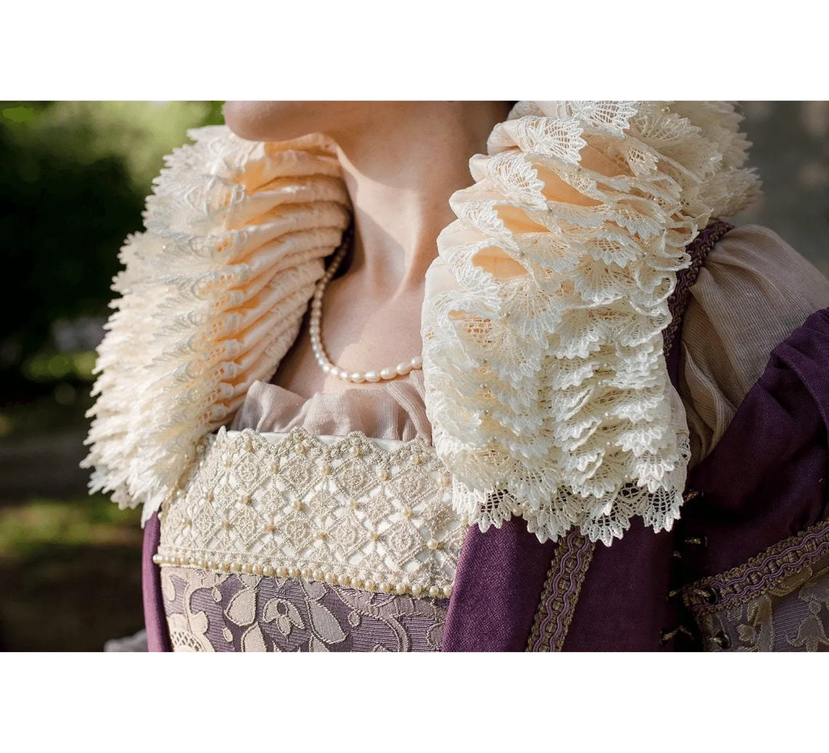 Creamy Elizabethan neck ruff