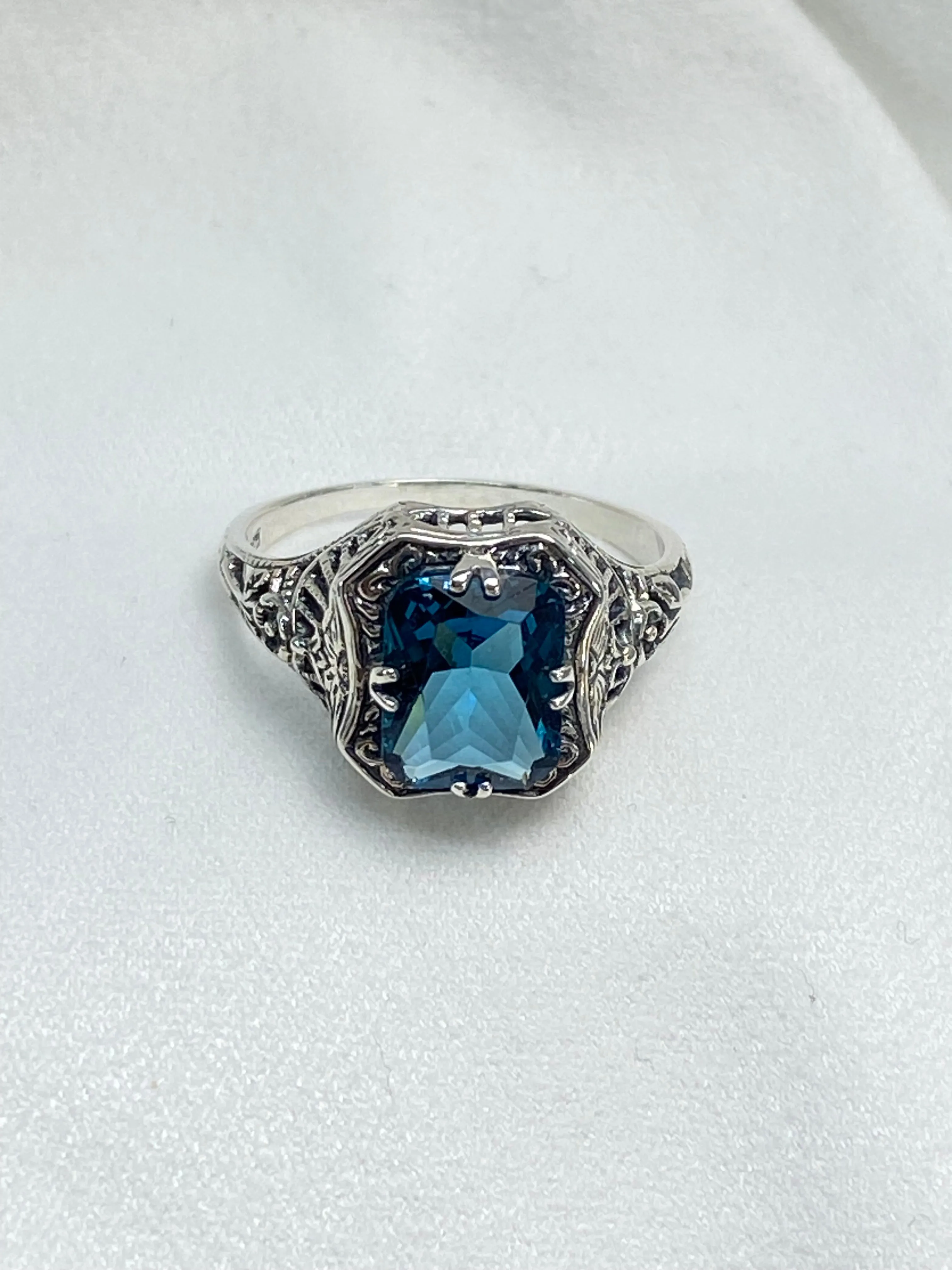 D148, Lovely Rectangle Ring, Natural or Simulated Gem, Edwardian Jewelry #D148