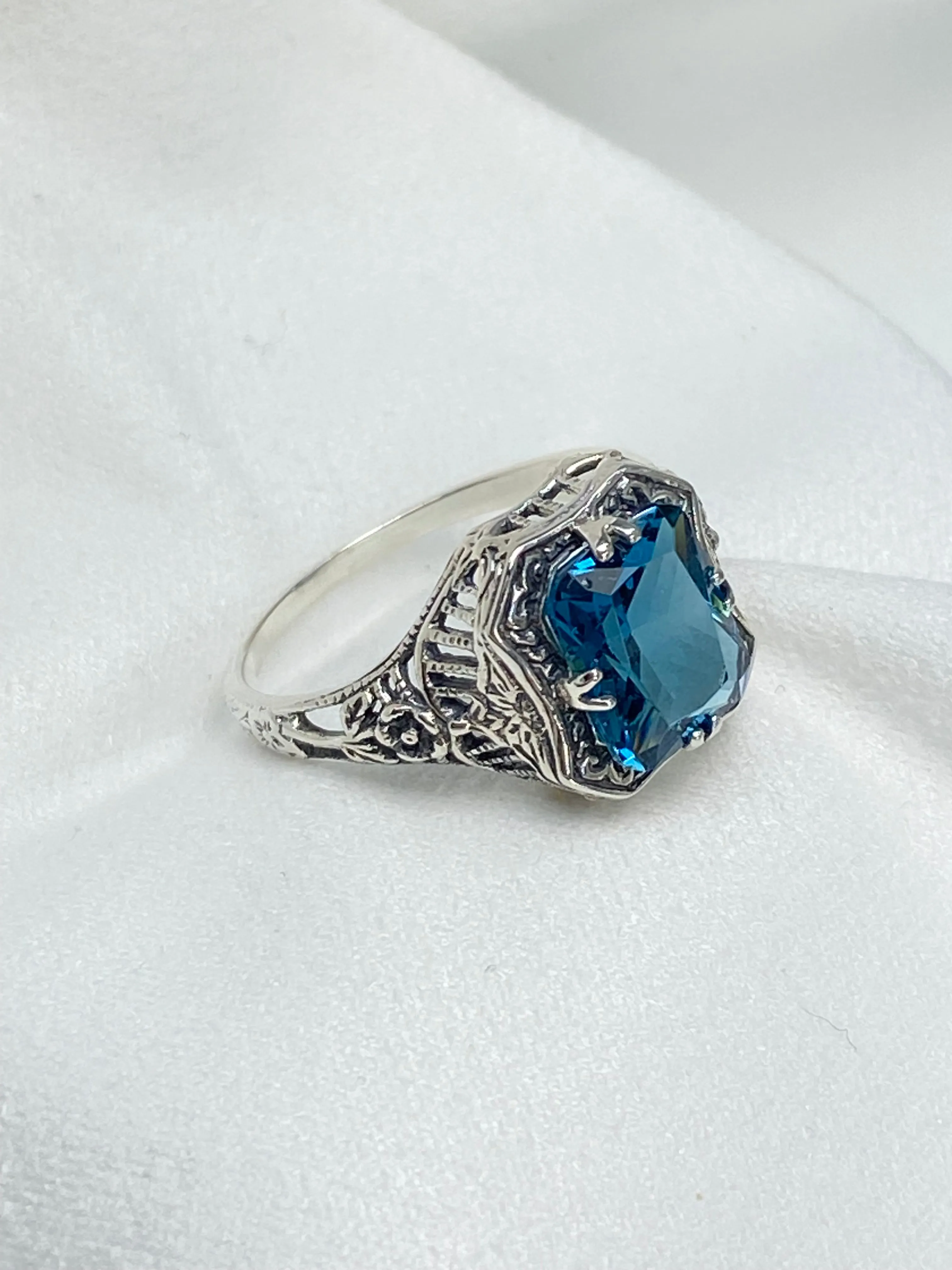 D148, Lovely Rectangle Ring, Natural or Simulated Gem, Edwardian Jewelry #D148