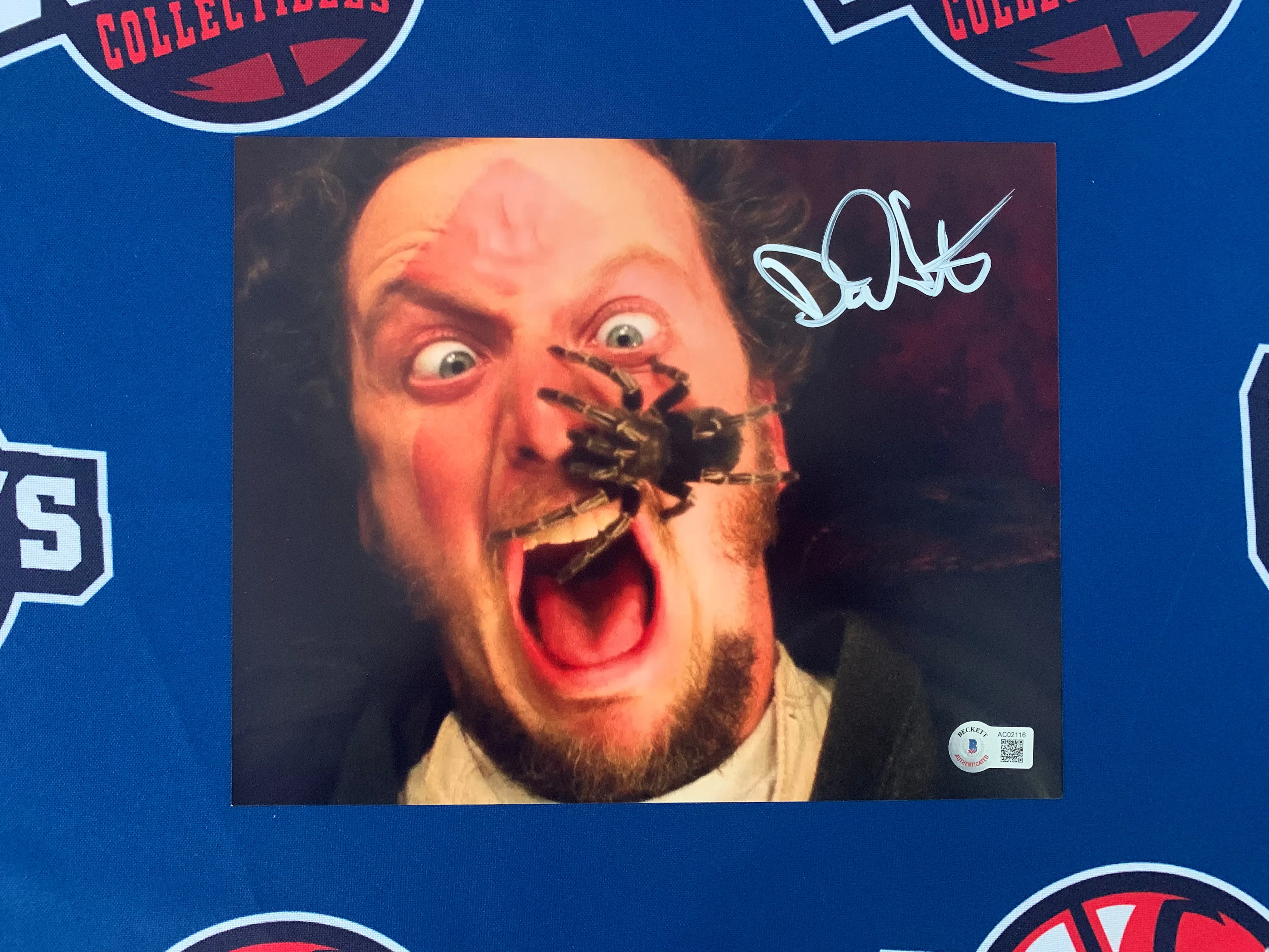 Daniel Stern "Marv" Home Alone Autographed 8x10 Photo (Beckett)