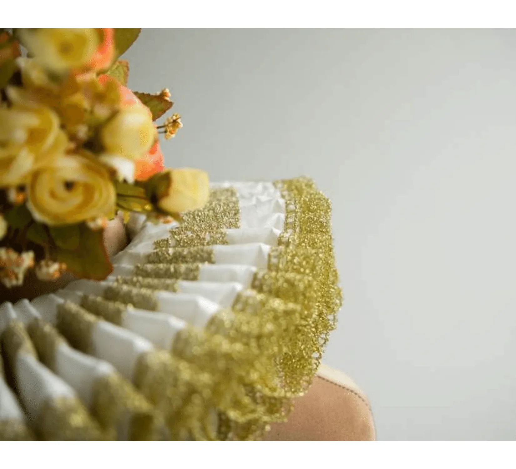 Elizabethan white and gold  neck ruff