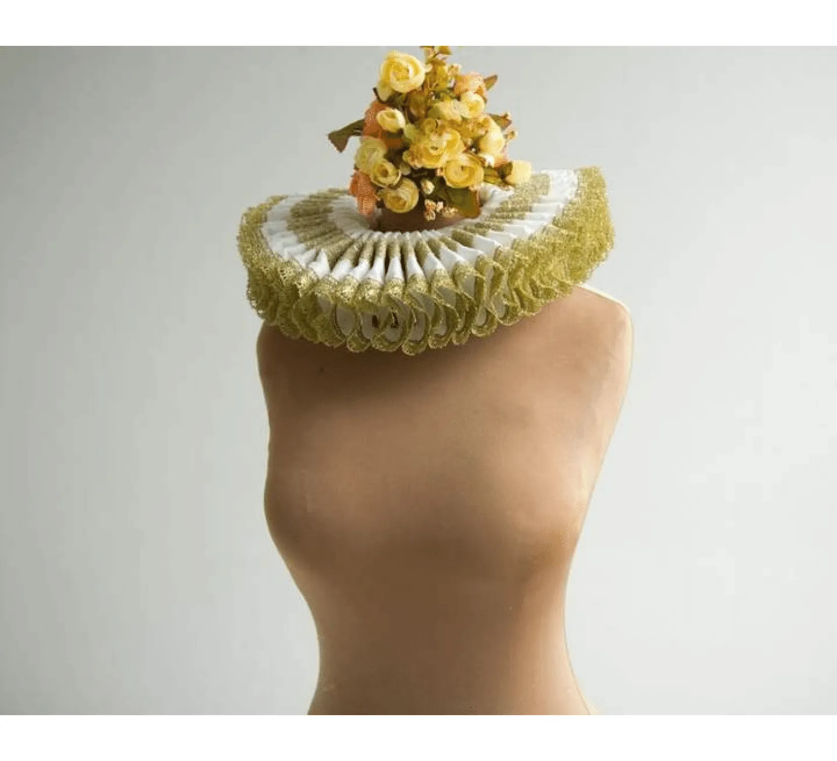 Elizabethan white and gold  neck ruff