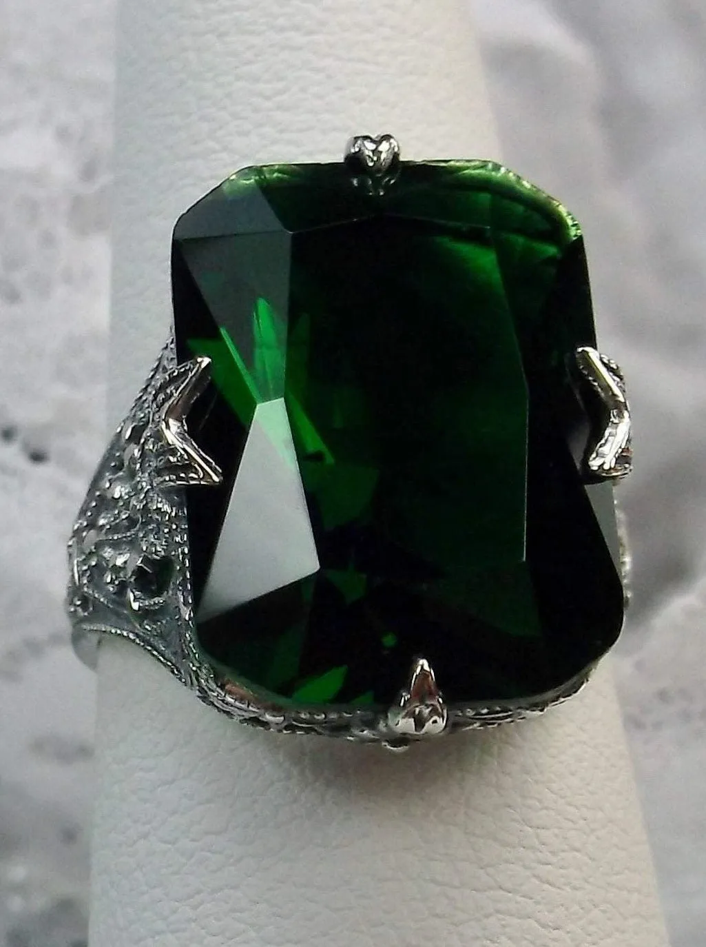 Emerald Green Ring, Vintage Jewelry #D202