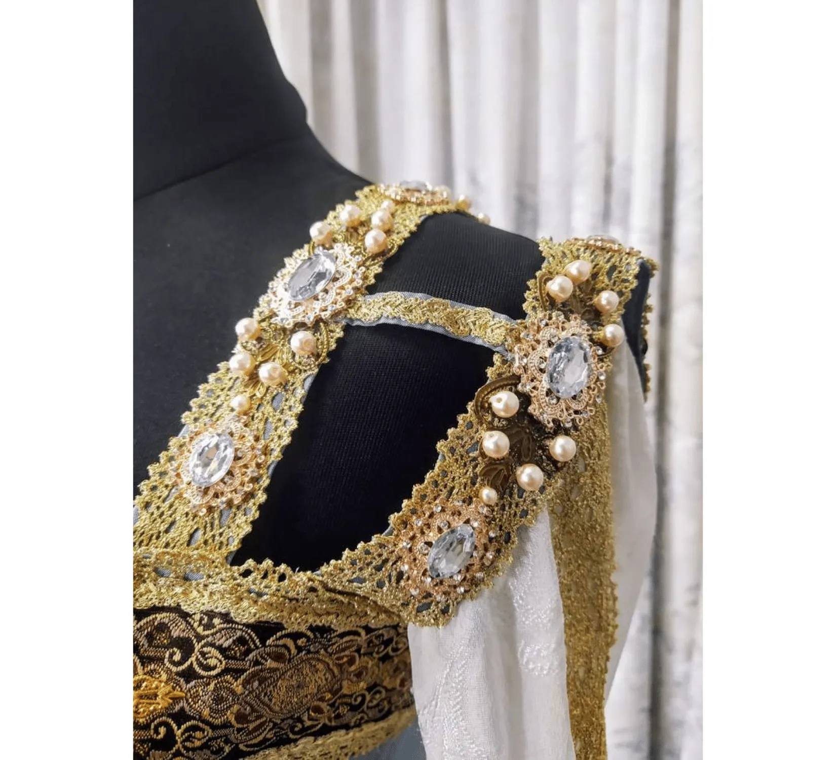 Italian renaissance courtesan dress inspired by Dangerous Beauty