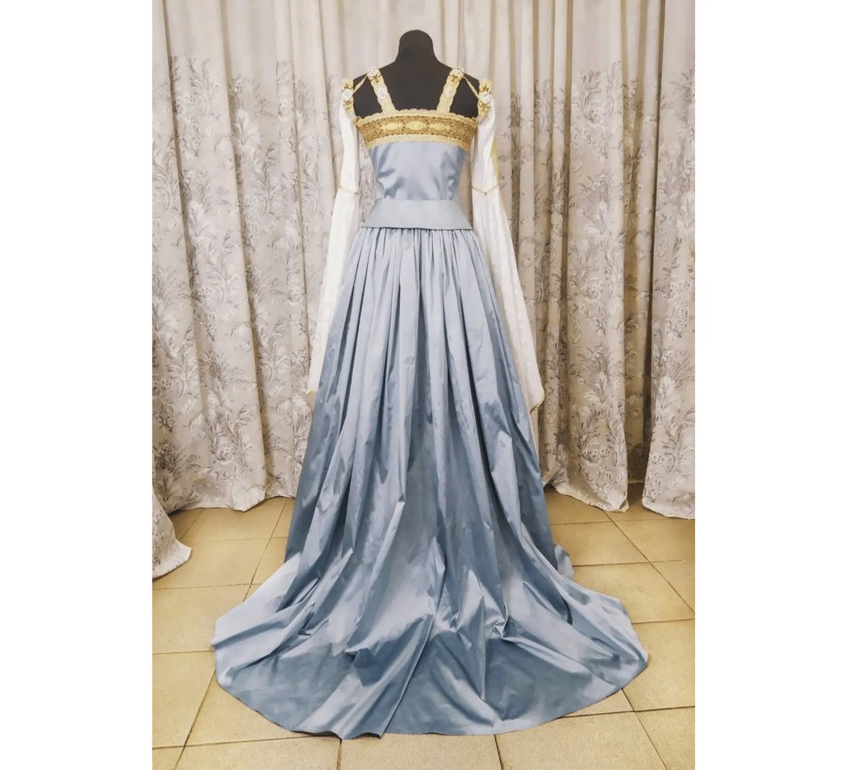 Italian renaissance courtesan dress inspired by Dangerous Beauty