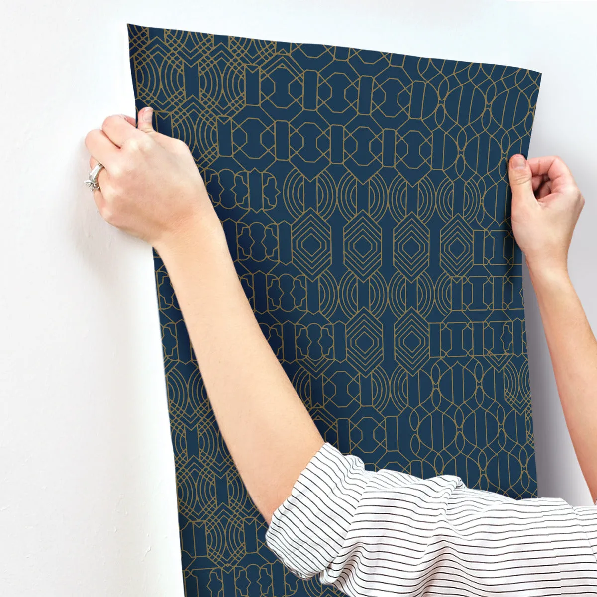 Modern Chandelier Wallpaper Blue (60 SqFt)