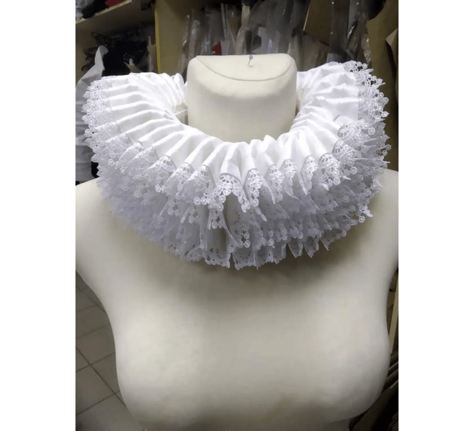 White Elizabethan neck ruff